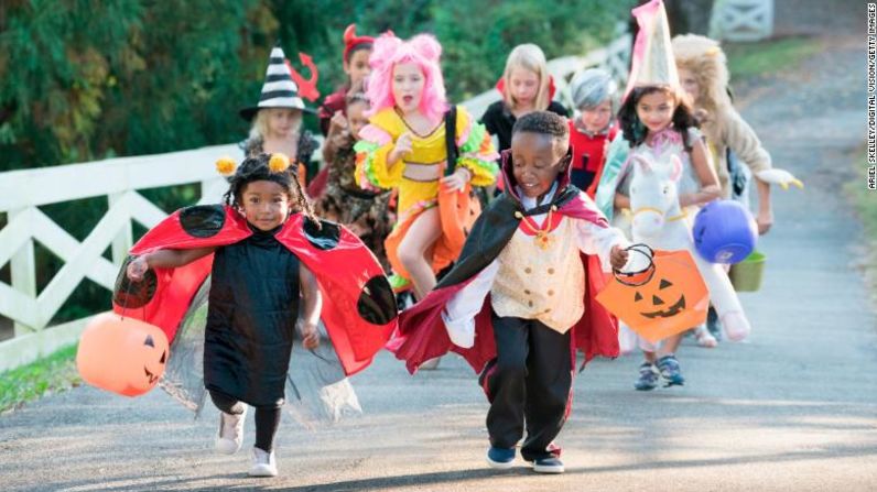 1. Día fatídico para los niños. Las estadísticas son impactantes. Los niños tienen mayores probabilidades de morir en Halloween que cualquier otro día del año al salir a las calles, de acuerdo con un análisis de State Farm de 2012. Más de un cuarto de los fallecimientos ocurrieron entre las 6 p.m. y las 7 p.m. y 70% de ellas sucedieron a la mitad de una calle, lejos de un paso peatonal. Los padres deben asegurarse que los disfraces de los niños tengan luces reflejantes y que ellos no salgan solos a pedir dulces.