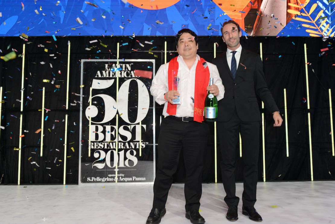 Mitsuharu ‘Micha’ Tsumura, de Maido, en Perú, recibió el premio a Mejor Restaurante de América Latina 2018.