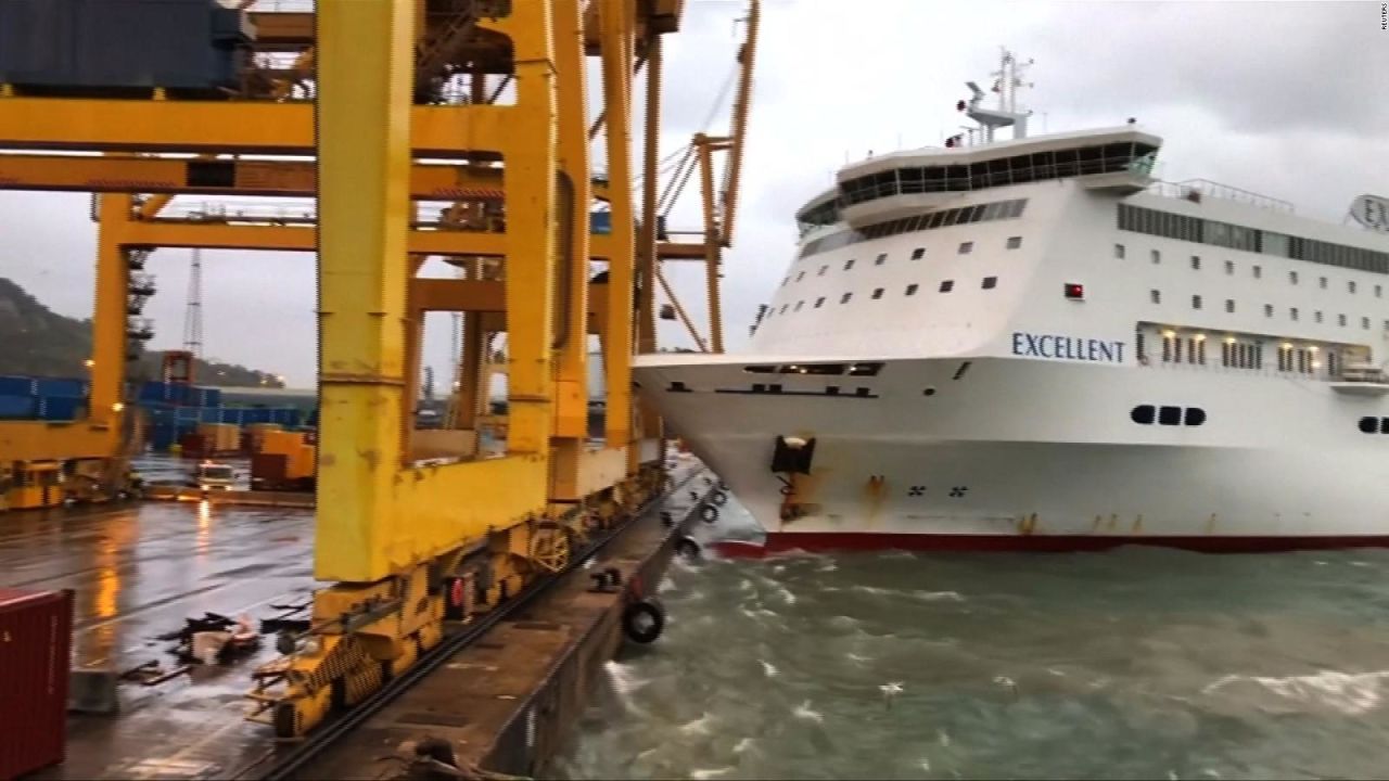 CNNE 583380 - alerta en el puerto de barcelona por posible contaminacion marina