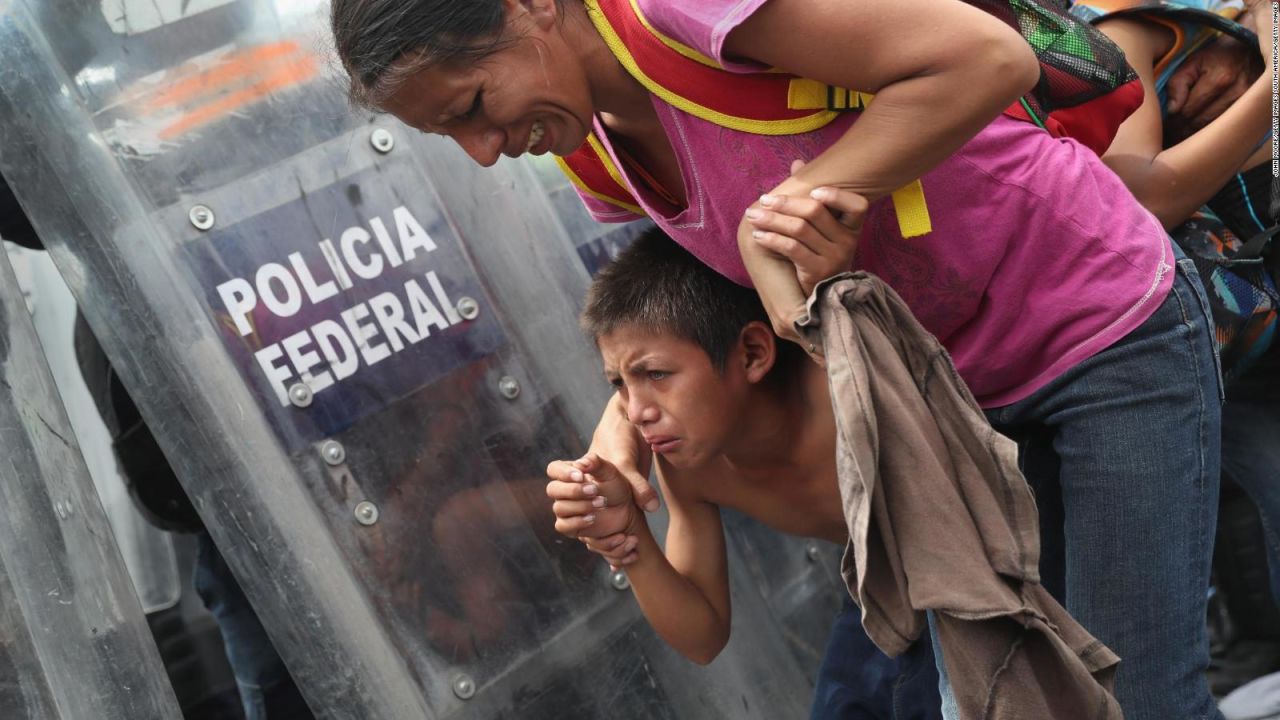 CNNE 583553 - estas son las imagenes mas impactantes de la nueva caravana de migrantes que partio desde san salvador