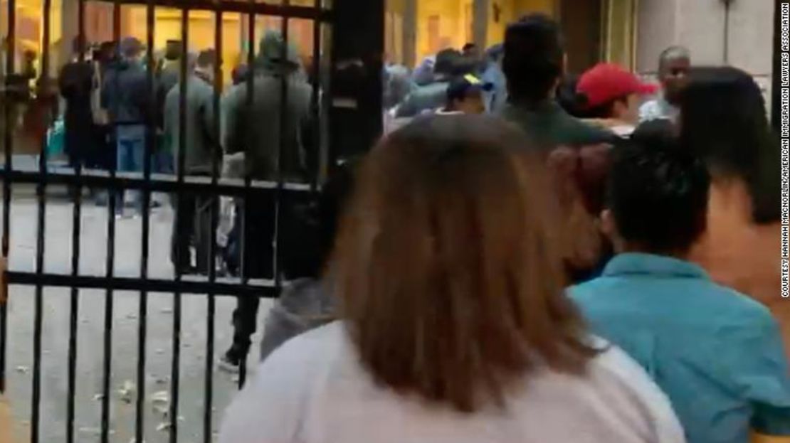 En esta captura de pantalla de un video distribuido por la Asociación Americana de Abogados de Inmigración, se ve a personas haciendo fila frente a la Corte de Inmigración de Atlanta el 31 de octubre.