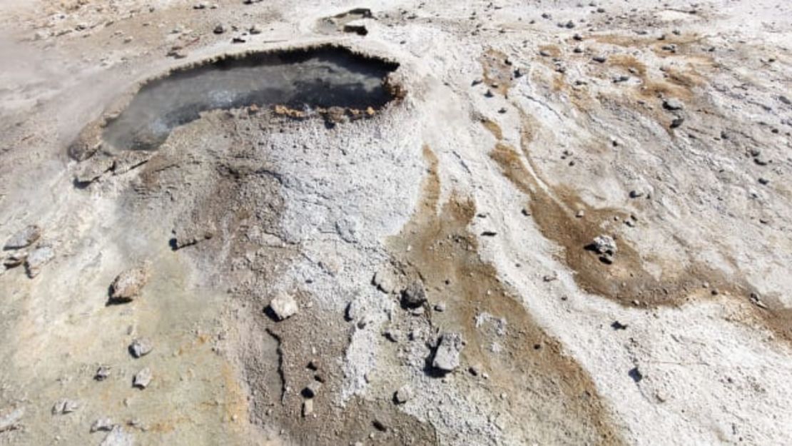 El géiser de Ear Spring alrededor de un mes después de su erupción a mediados de septiembre.