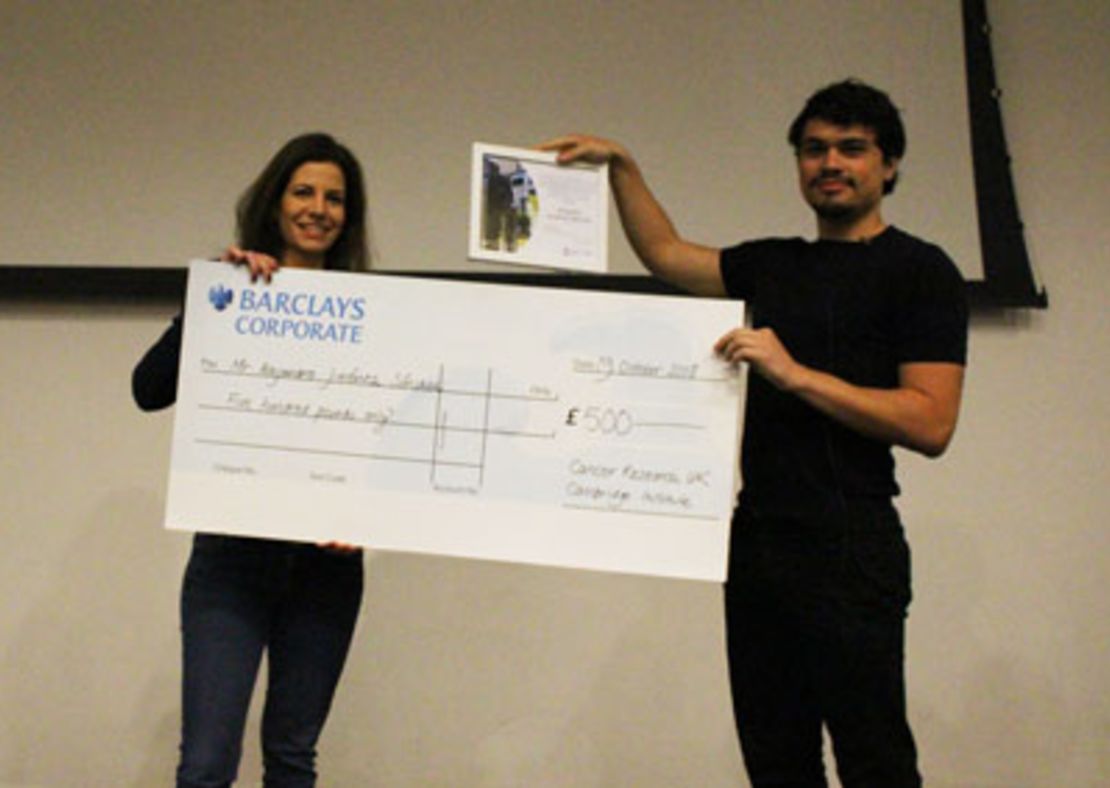 Alejandro Jiménez al recibir el premio por su tesis doctoral.