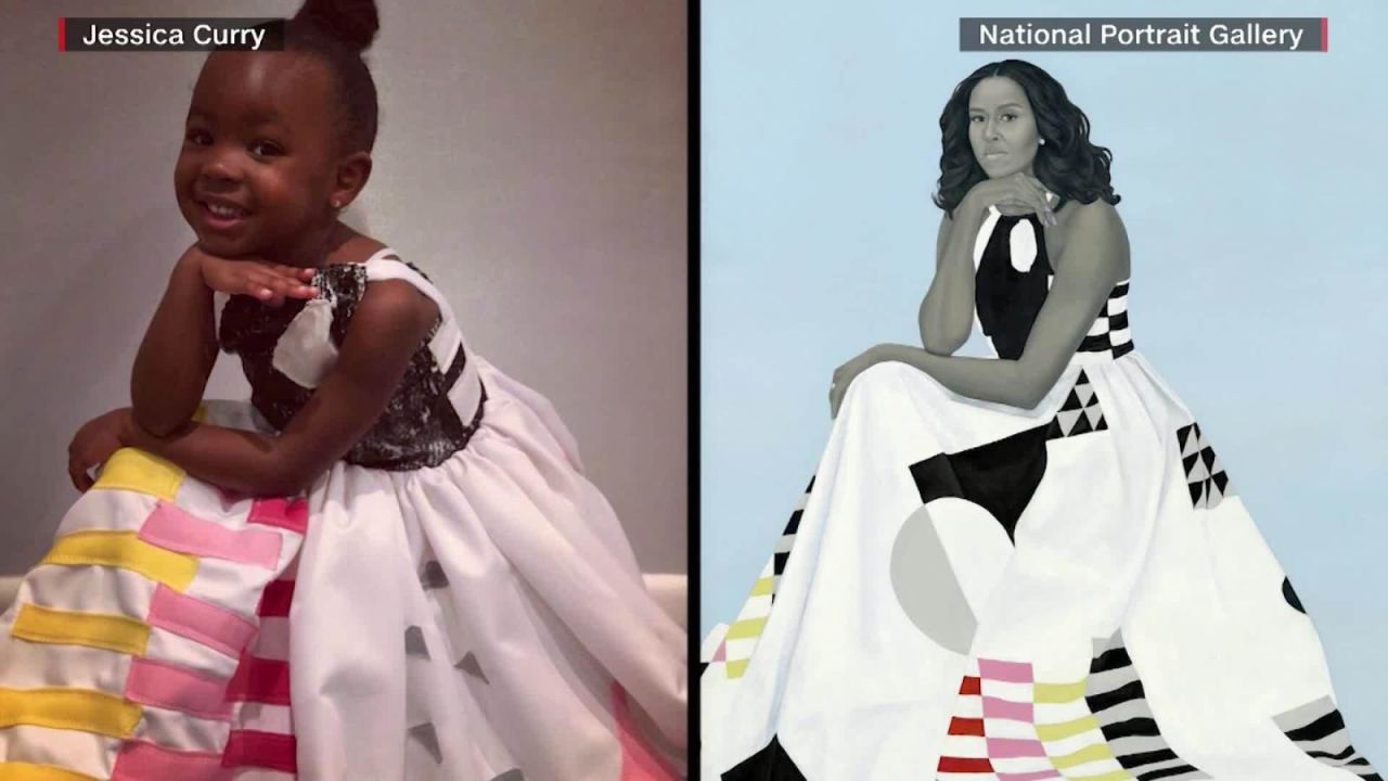 CNNE 583907 - una pequena fan de michelle obama le rinde tributo con su disfraz de halloween