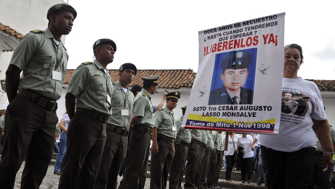 En noviembre de 2010, 12 años después de la toma guerrillera, los colombianos aún seguían pidiendo la liberación de los policías secuestrados en la toma de Mitú, Vaupés.