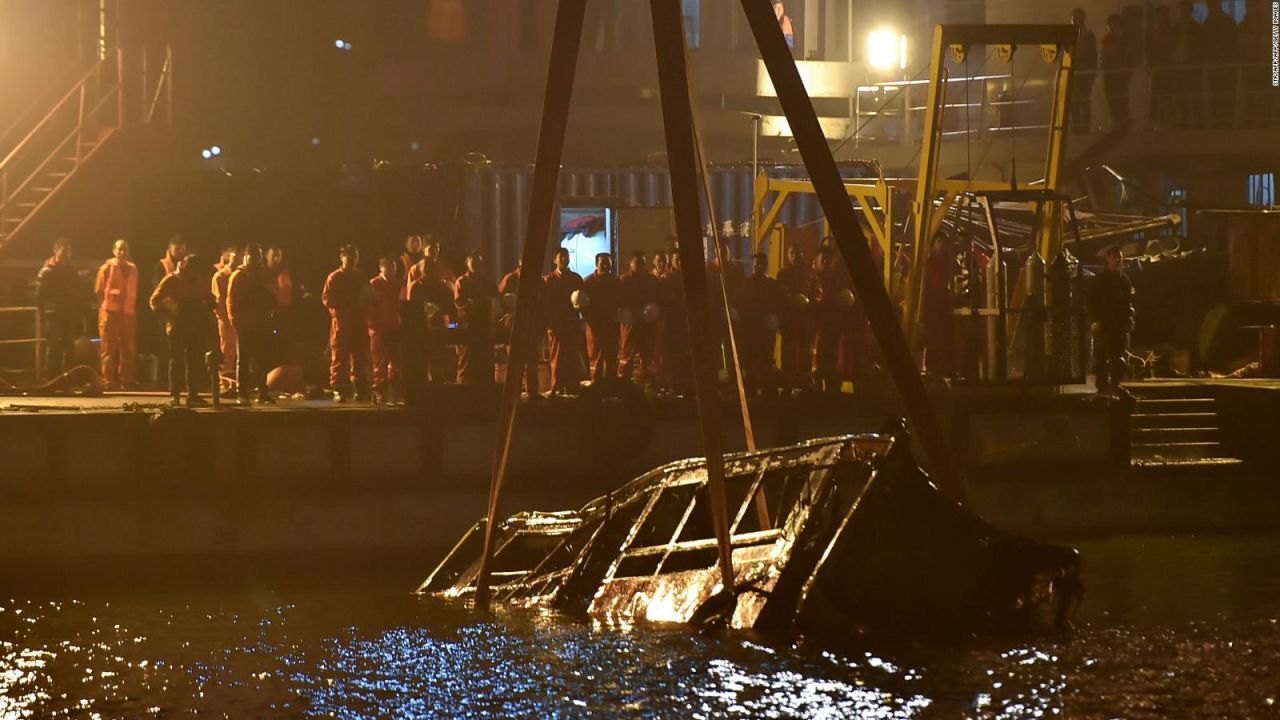 CNNE 584160 - una mujer ataco al chofer de un autobus y causo la muerte de 15 personas