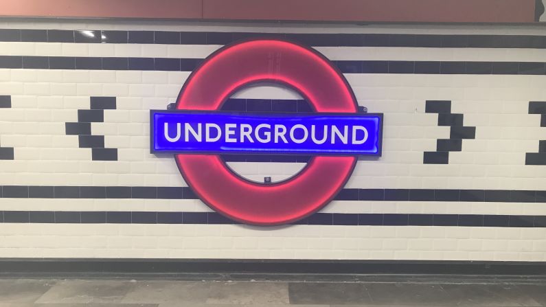 El clásico logotipo se encuentra a la entrada de la estación y tiene incluidos los bloques que forman la pared clásica del sistema de transporte londinense.