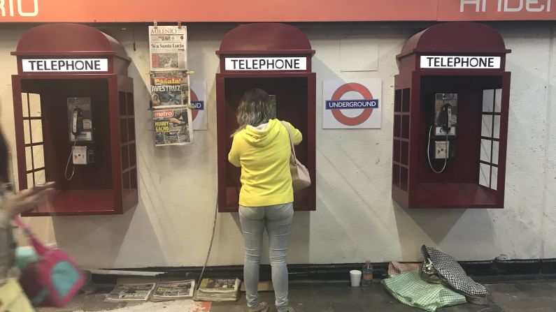 También se instalaron las emblemáticas cabinas telefónicas en color rojo, las cuales funcionan y los transeúntes utilizan para comunicarse.