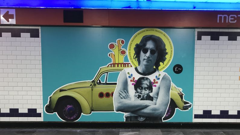 Se rinde un tributo a la música inglesa con fotografías de íconos como John Lennon de The Beatles, agrupación que vendió 500 millones de álbumes de “Sgt. Peppers’s Lonely Hearts Club Band”.