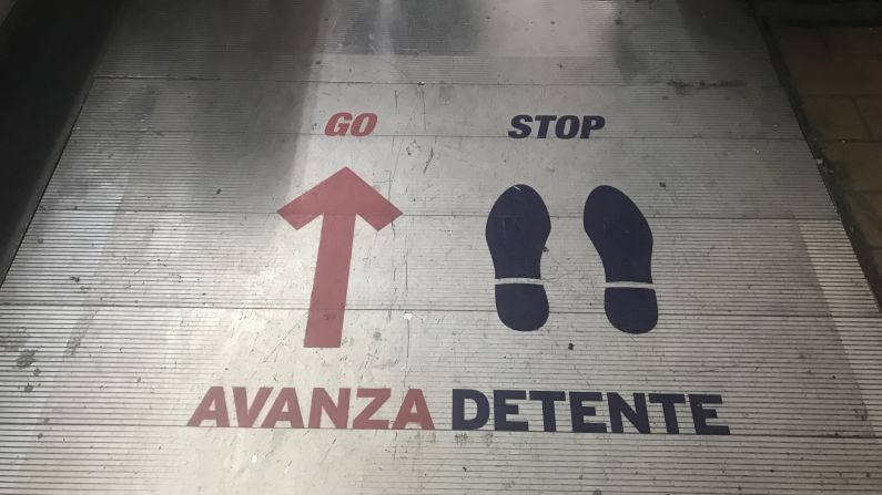 Letreros clásicos que se encuentran en las escaleras del Underground, fueron traducidos para que los mexicanos pudieran “identificarse” con los ingleses.