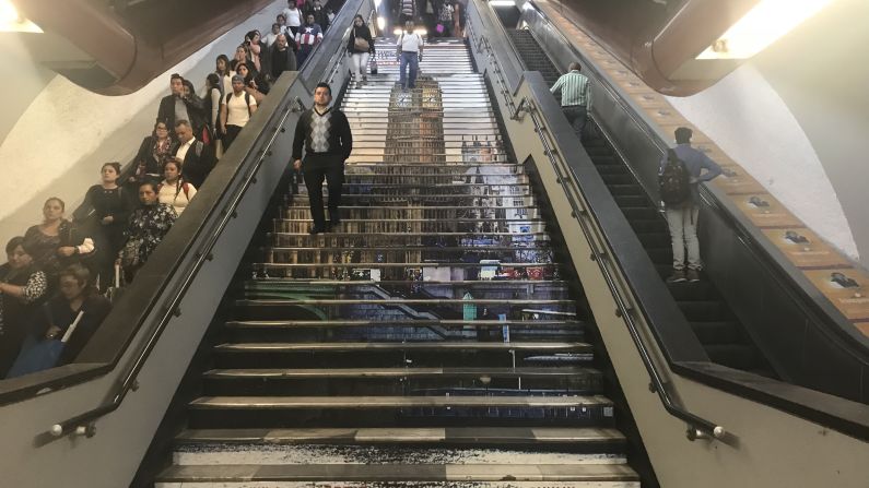 Las escaleras que descienden al nivel más bajo de la estación tienen una imagen del famoso reloj Big Ben en el Parlamento inglés. El Underground recibe el nombre coloquial de Tube (tubo) debido a la forma de sus túneles.