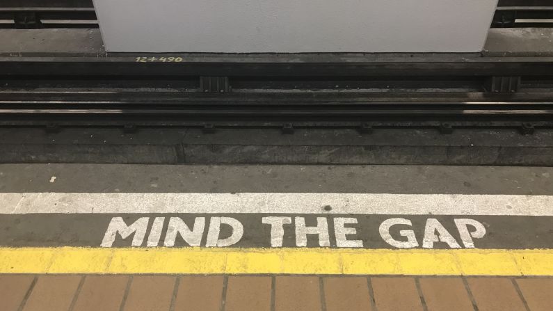 MIND THE GAP es la clásica frase que se ve en todas las estaciones y que significa “Cuidado con el espacio” (Entre la plataforma y el tren). De igual forma, se escucha un audio con esta frase en inglés, que lo convierte en una de las características especiales del subterráneo londinense.