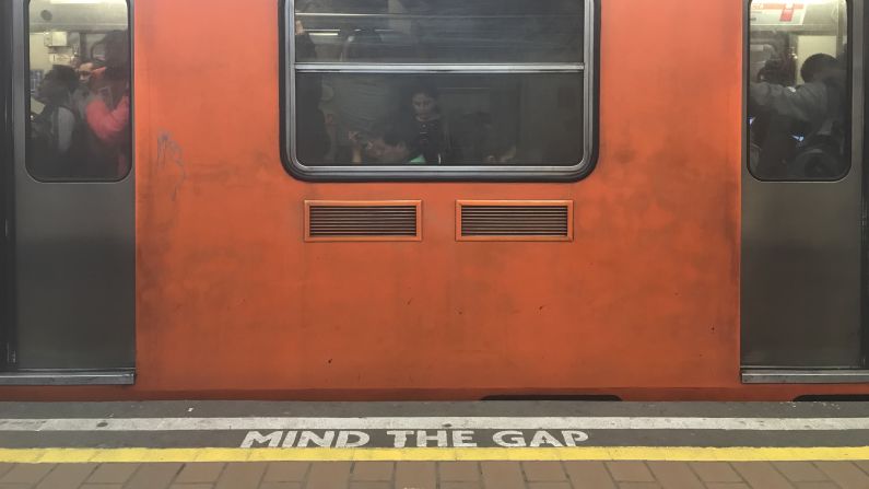 El color naranja del Sistema de Transporte Colectivo (Metro) mexicano es debido a que los edificios del gobierno del entonces Distrito Federal (hoy Ciudad de México), contaban con la tonalidad naranja homologada como sello visual de la administración.