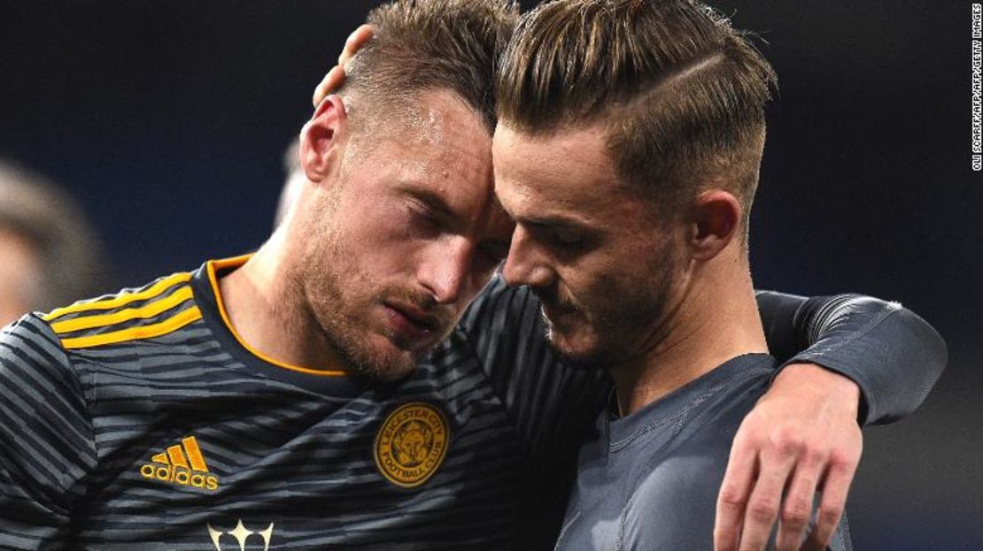 James Maddison y Jamie Vardy, jugadores del Leicester City, reaccionan durante el partido de este domingo.