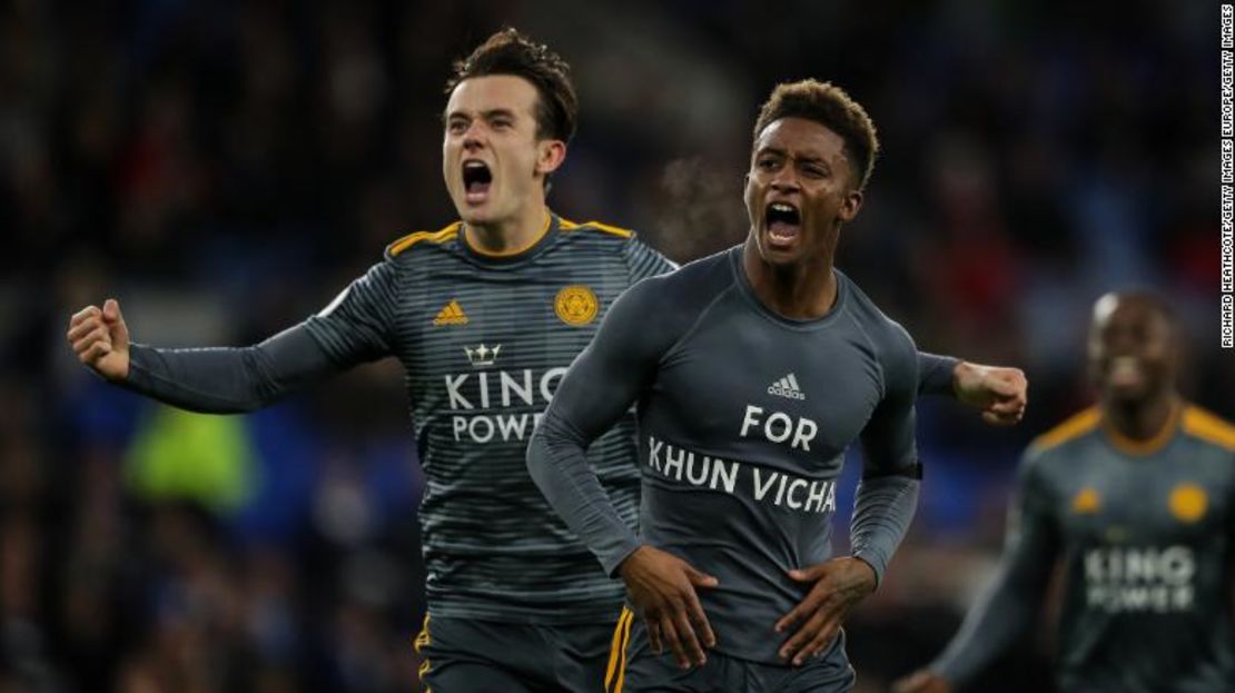 Demarai Gray celebra con su compañero de equipo Ben Chilwell, y muestra un mensaje conmemorativo para Vichai Srivaddhanaprabha durante el partido de la Premier League entre Cardiff City y Leicester City.