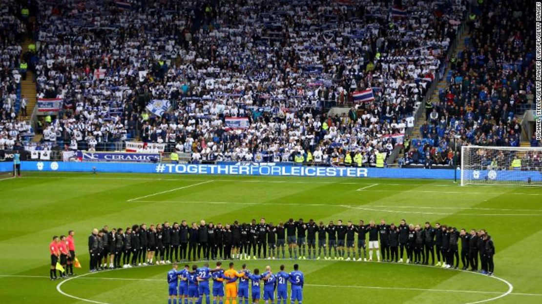 El homenaje que el equipo completo del Leicester City le rindió a Vichai Srivaddhanaprabha, el dueño del club que murió en un accidente aéreo hace unos días.