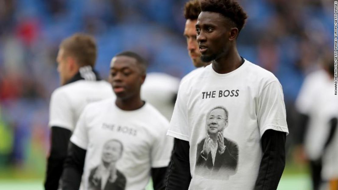 Onyinye Wilfred Ndidi, calienta antes del partido contra el Cardiff, mientras usa una camiseta conmemorativa.