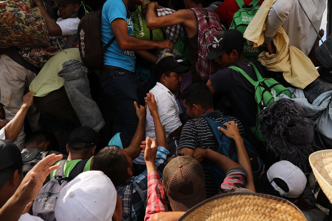 En México, decenas de niños y adultos se meten en la parte trasera de un camión que se dirige a un lugar desconocido mientras los miembros de la caravana avanzan desesperadamente hacia su destino: la frontera con Estados Unidos.