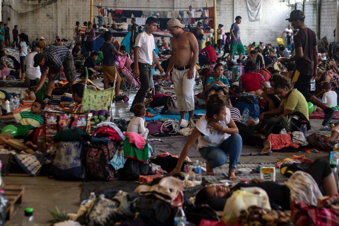 Los migrantes, en su mayoría hondureños, que se dirigen en una caravana a los Estados Unidos, descansan en un refugio temporal en Isla, Estado de Veracruz, México.