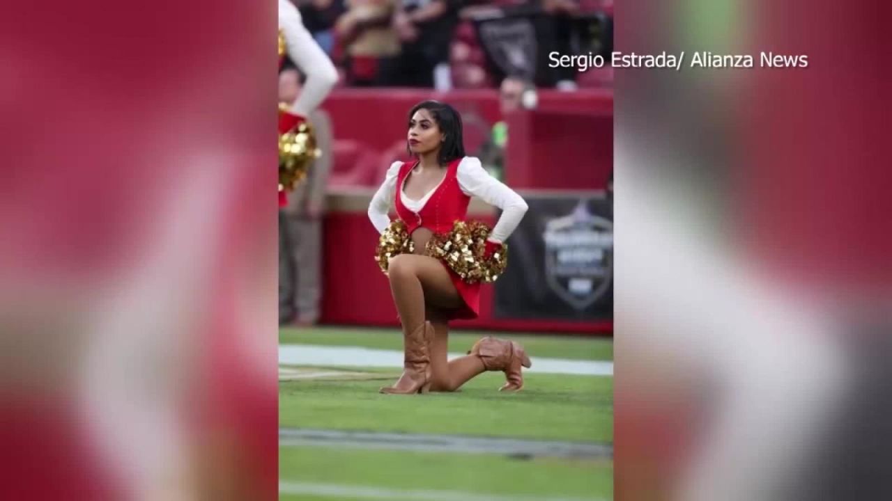 CNNE 584573 - una porrista de la nfl genera controversia al arrodillarse durante el himno