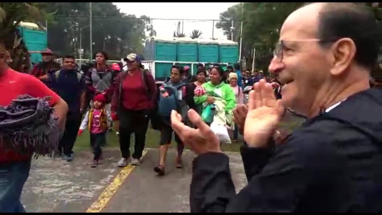 CNNE 584600 - la caravana de inmigrantes llega a ciudad de mexico en medio de aplausos