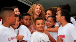 CNNE 584617 - shakira abre el camino a la educacion para ninos en su tierra natal