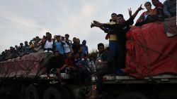 CNNE 584619 - ¿cuantos migrantes luchan por llegar a la frontera de mexico con ee-uu-?