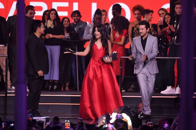 Los actores Diego Luna (der.), de México, y Michael Peña le entregaron el premio a Mejor Artista a Camila Cabello.