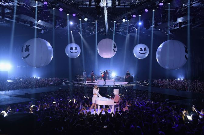 Marshmello, ganador del premio a Mejor Artista de Electrónica actuó junto a la cantante Anne Marie.