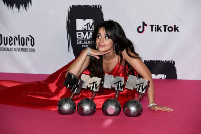 Camila Cabello fue la gran ganadora de la noche, se llevó los premios a Mejor Artista, Mejor Canción ('Havana'), Mejor Video ('Havana') y Mejor Actuación de un Artista de EE.UU.