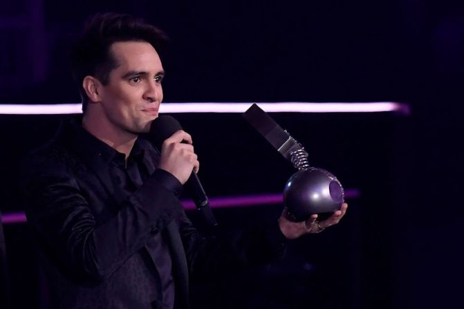 El grupo estadounidense Panic! at the Disco ganó el premio a Mejor Artista Alternativo.