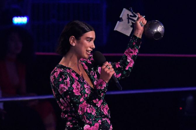 La cantante británica Dua Lipa ganó como Mejor Artista Pop. (Photo by LLUIS GENE / AFP).