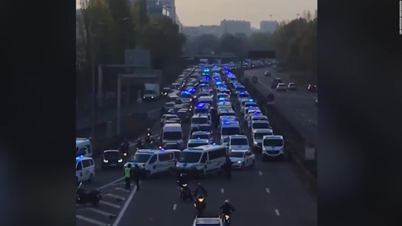 CNNE 584821 - ambulancias bloquean autopista en paris