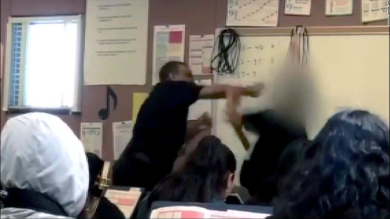 Profesor golpea a su alumno de 14 años | cnn