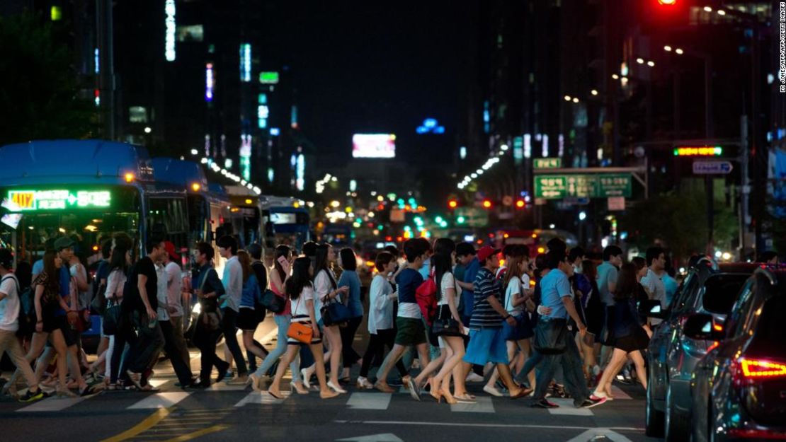 Los peatones cruzan una calle en el distrito de Gangnam de Seúl. Corea del Sur tiene algunas de las horas de trabajo más largas del mundo.