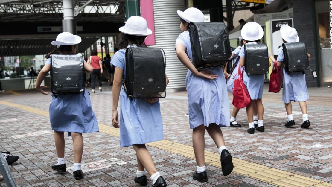 La tasa de suicidios en Japón de niños y adolescentes llegó a su punto más alto en tres décadas.