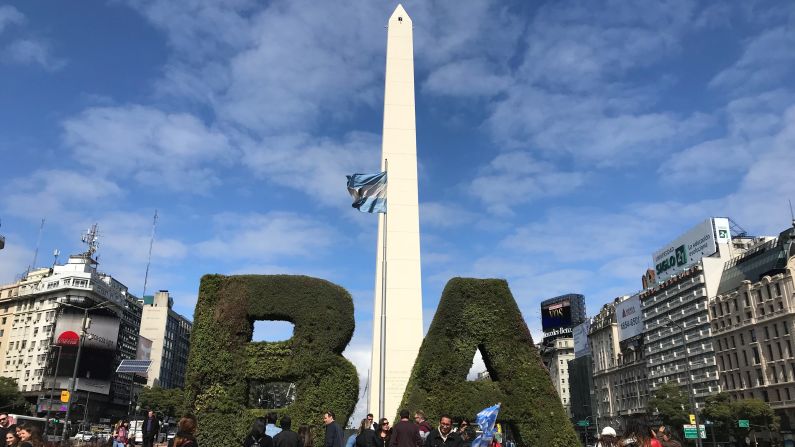 Si vas a Buenos Aires, tienes que conocer estos 12 lugares emblemáticos. La primera parada que muchos turistas hacen al llegar a Buenos Aires es ir al cruce de las avenidas 9 de julio y Corrientes para tomarse una foto con el Obelisco, construido en 1936 con motivo del cuarto centenario de la llamada primera fundación de la ciudad. Mide 68 metros de altura y en fechas especiales, se puede subir por el interior.