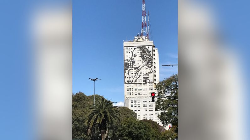 Continuando el recorrido en la Avenida 9 de julio y al cruzar la avenida Belgrano, se encuentra el edificio del Ministerio de Obras Públicas con dos retratos en acero de Eva Perón, que abarcan casi toda la estructura. Esta obra fue diseñada por el artista plástico Daniel Santoro.