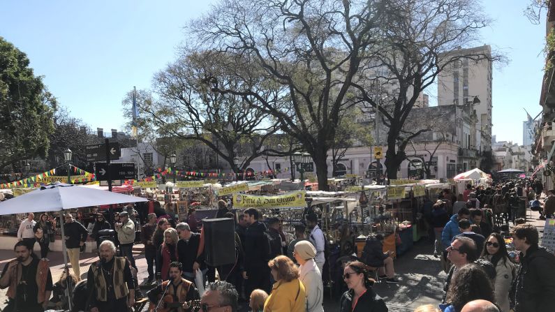 El tradicional barrio de San Telmo en el corazón de Buenos Aires es uno de los más antiguos y bohemios de la ciudad. En el corazón de San Telmo está la Plaza Dorrego, la más antigua de la ciudad después de la Plaza de Mayo (la principal de la ciudad). Cada domingo la plaza se convierte en el escenario de una peculiar e interesante feria de antigüedades, bares y restaurantes.