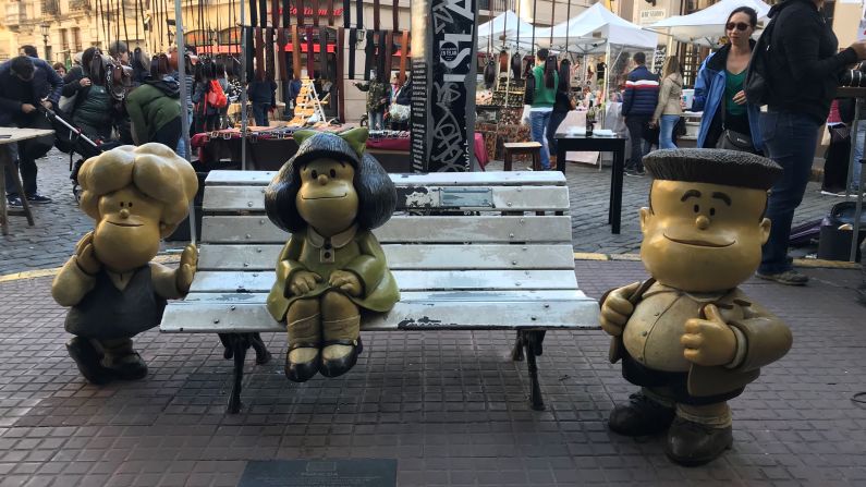 En la esquina de las calles Chile y Defensa se encuentra uno de los íconos más conocidos de esta ciudad: la estatua de Mafalda. Un homenaje a su creador Joaquín Salvador Lavado, mejor conocido como Quino, quien habitó en esta misma ubicación. Los turistas hacen fila para tomarse una foto con los personajes que aguardan recibir un abrazo de todos los presentes.