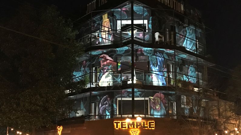 La vida nocturna de Buenos Aires es de las mejores de Latinoamérica. Desde ir a cenar, tomar una cerveza o una copa de vino, hasta bailar en los mejores clubes nocturnos.