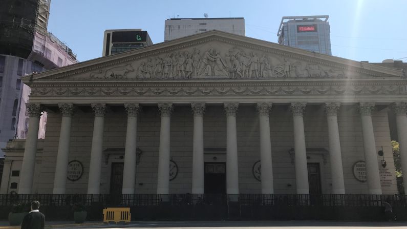 La Catedral Metropolitana de Buenos Aires ubicada a un costado de la Plaza de Mayo, de estilo arquitectónico neoclásico donde destacan el frontis triangular y la galería de 12 columnas. Aquí descansan los restos del Capital General José de San Martín, héroe nacional cuyas campañas revolucionarias fueron decisivas para las independencias de Argentina, Chile y Perú.