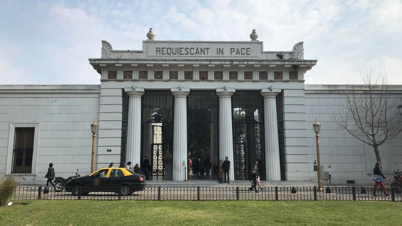 El cementerio de La Recoleta es una de las paradas obligatorias. Ubicado en el lujoso barrio del mismo nombre, fue creado en 1822 y cuenta con alrededor de 4870 sepulcros. Los visitantes se detienen a observar los mausoleos que parecen piezas de museo, pero sin duda, el más visitado, es el de la familia Perón, en donde descansan los restos de la famosa Evita.