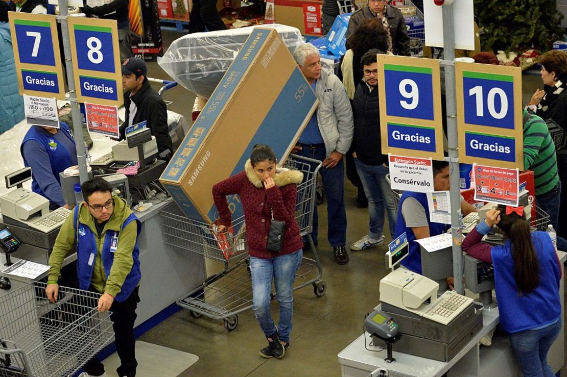 Consumidores haciendo compras en el ‘Buen Fin’, la versión mexicana del Black Friday, en una tienda en Ciudad de México en noviembre de 2016.