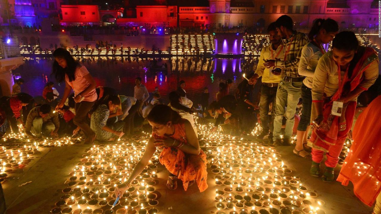 CNNE 585568 - 300-000 lamparas iluminaron esta ciudad sagrada en india