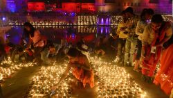 CNNE 585568 - 300-000 lamparas iluminaron esta ciudad sagrada en india