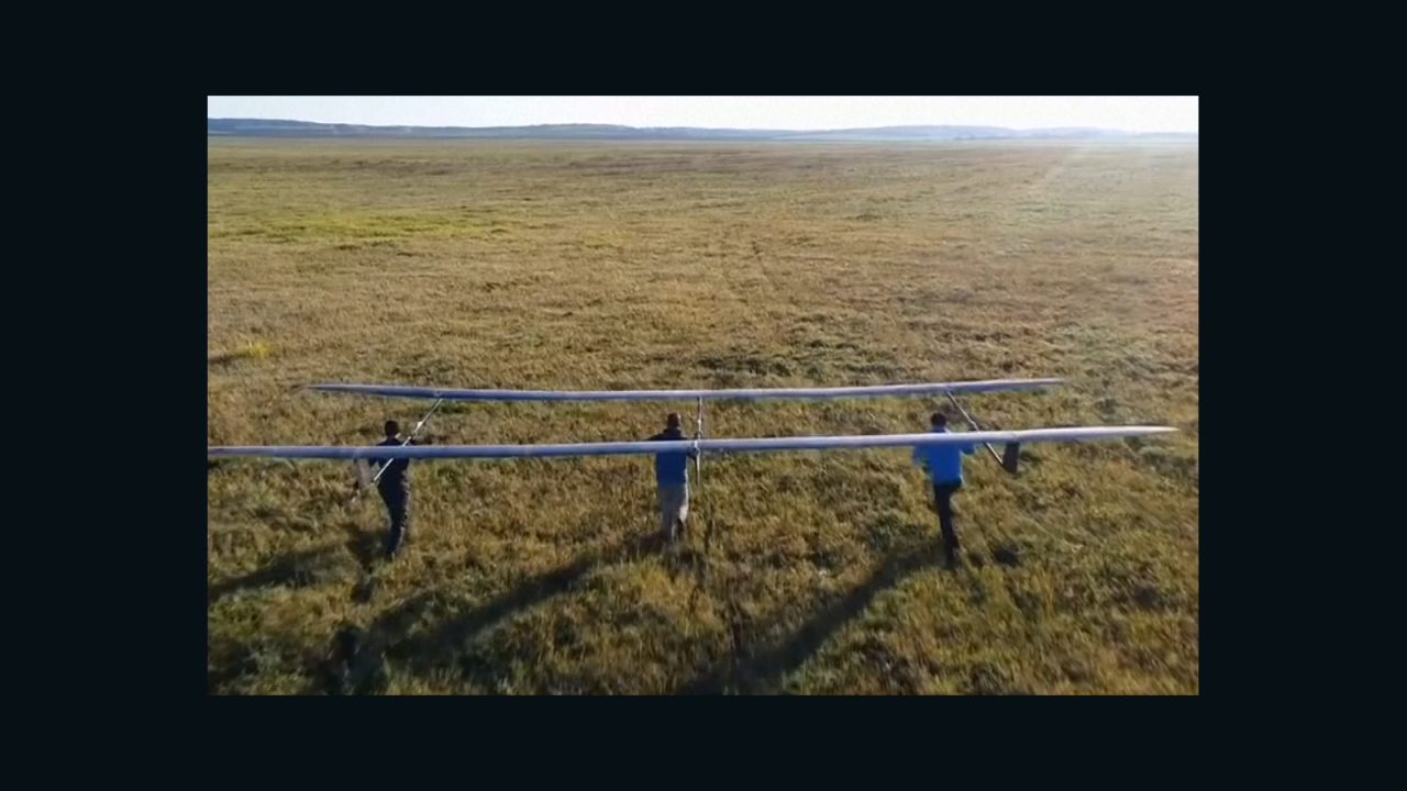 CNNE 585592 - aeronave podria volar durante un ano con energia solar