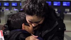 CNNE 585660 - madre salvadorena se reune con su hijo despues de 5 anos