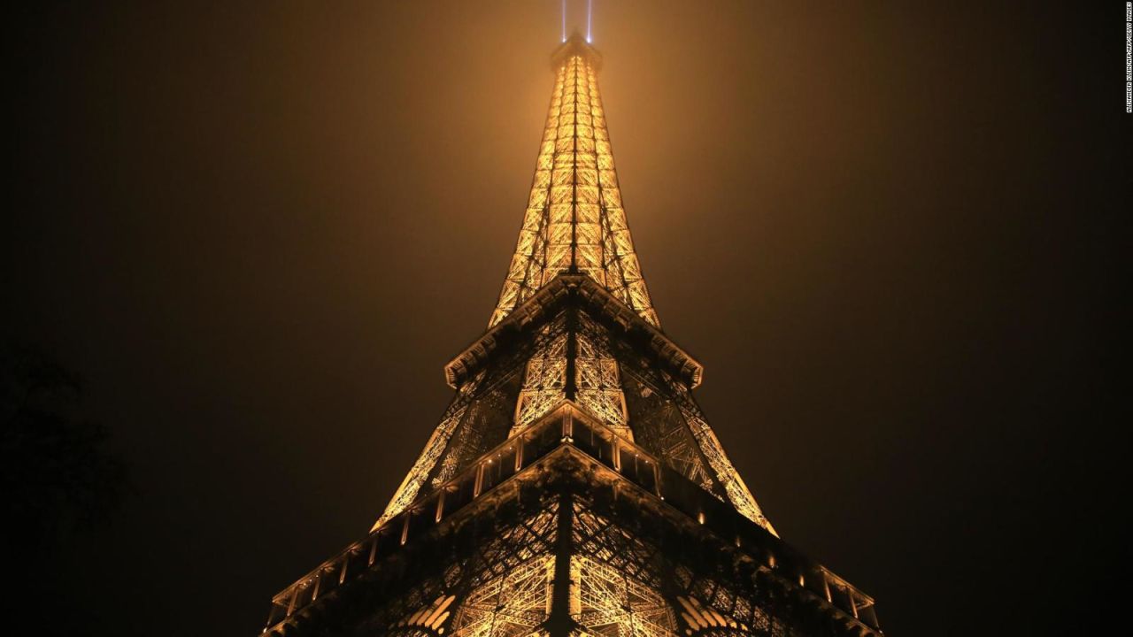 CNNE 585959 - a subasta una pieza de la torre eiffel