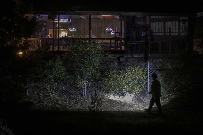 La policía inspecciona afuera del lugar del tiroteo.